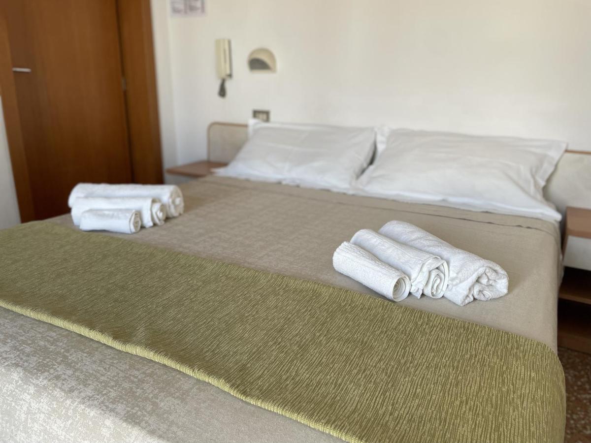 Hotel Alex Rimini Bagian luar foto