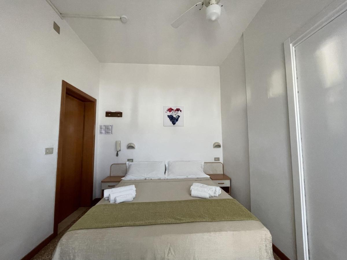 Hotel Alex Rimini Bagian luar foto