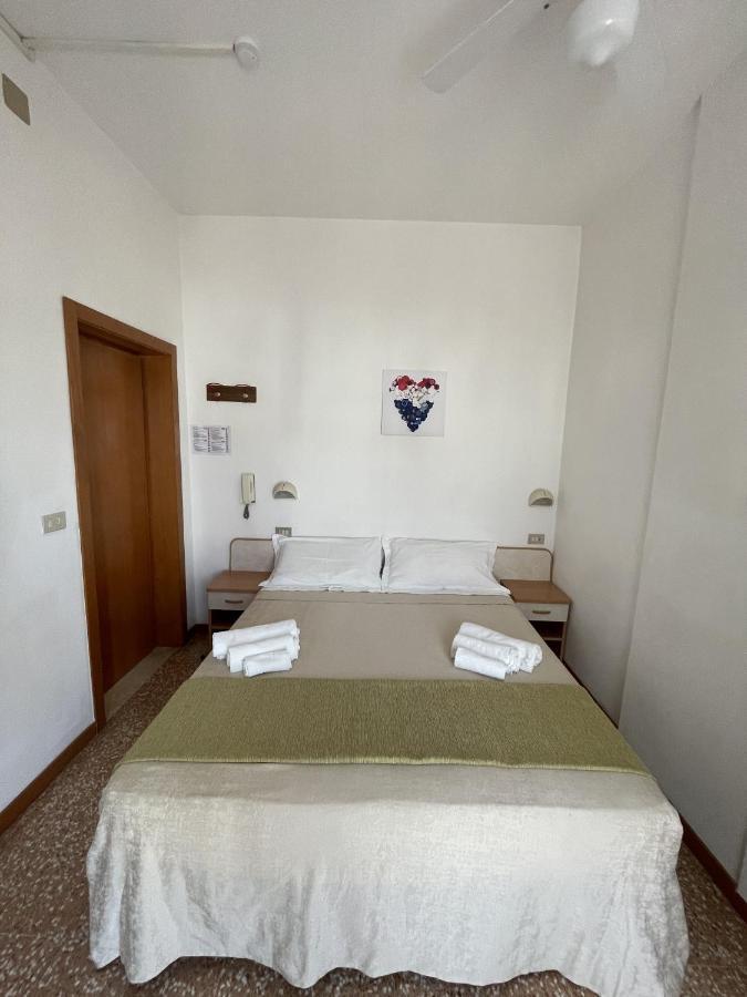 Hotel Alex Rimini Bagian luar foto