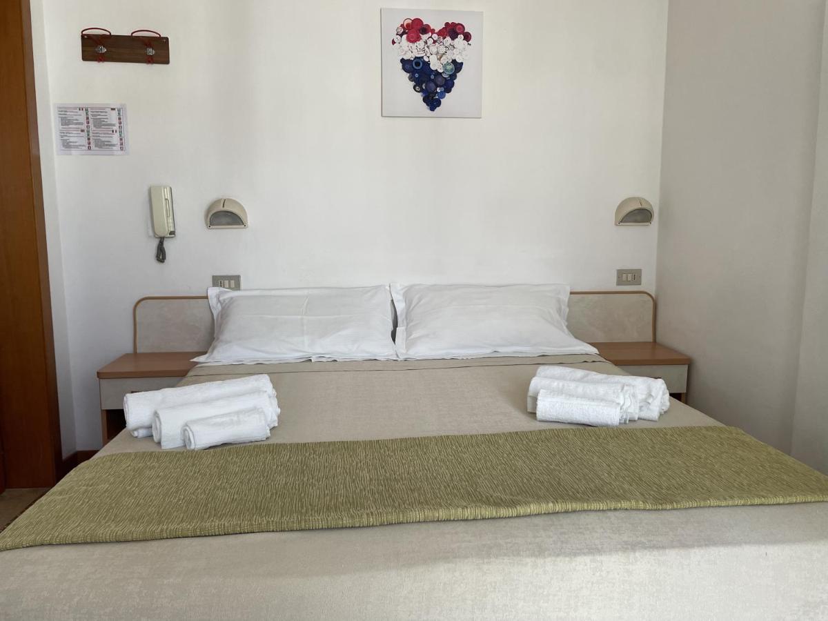 Hotel Alex Rimini Bagian luar foto